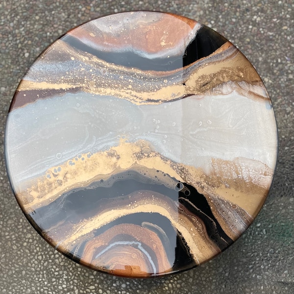 Plato giratorio Lazy Susan hecho a mano con resina sobre madera maciza, centro de mesa de resina con geoda abstracta, pantallas de bronce dorado con textura, tamaño personalizado