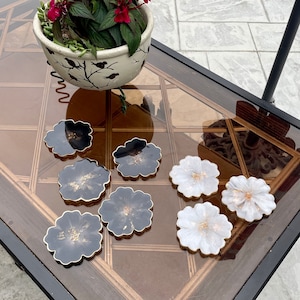 Handmade flower coasters, resin coaster sets in black and gold / white and gold, epoxy resin art, white and gold decor, black and gold decor