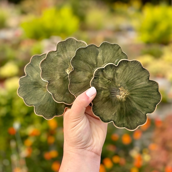 Sous-verres de fleurs vert olive, sous-verres en résine époxy faits main avec des accents dorés et des pare-chocs antidérapants, sous-verres floraux dans des tons vert foncé