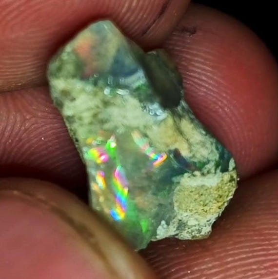 6.05カラットのエチオピア産オパール原石：マルチカラーの華やかな宝石