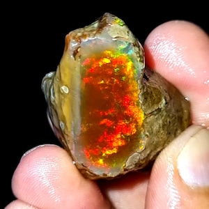 Etiopisk opal rå: Multi Fire rå kristall ädelsten 78.00 ct