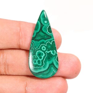 Könnte beinhalten: Eine weiße Keramik-Tasse mit schwarzem Henkel und dem Text "But First, Coffee" in handschriftlichem Stil. Die Tasse steht auf einer weißen Oberfläche. Die Tasse ist 10 cm hoch.