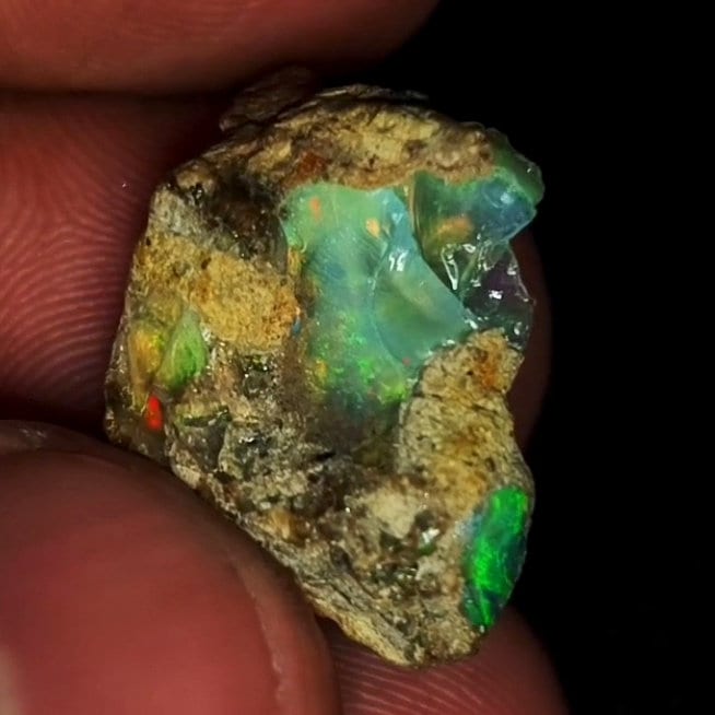 RARE !! OPALE BLANCHE ET MULTICOLORE D'ETHIOPIE : 2,59 CARATS