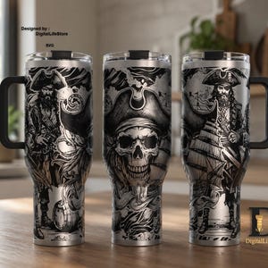 Puede incluir: Tres tazas de viaje de acero inoxidable con asas negras, cada una con un diseño de pirata en blanco y negro detallado. El diseño incluye un pirata, una calavera y un barco. Las tazas tienen una tapa plateada y el texto "Designed by: DigitalLifeStore SVG".