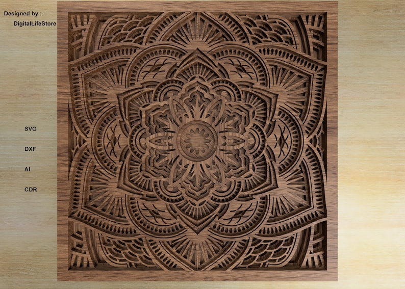 Op de afbeelding: Een gedetailleerd mandala-ontwerp dat in een stuk hout is gegraveerd. De mandala is ingewikkeld en symmetrisch, met een verscheidenheid aan vormen en patronen. Het hout is een rijke bruine kleur, en de gravure is zeer precies.
