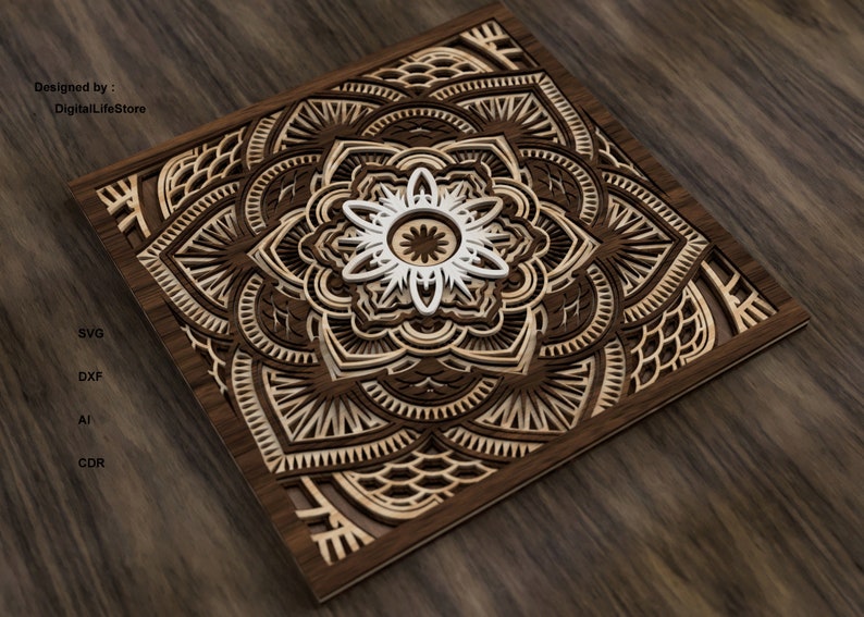 Op de afbeelding: Een lasergesneden houten mandala-ontwerp met ingewikkelde details en een wit centrum. De mandala is ingelijst in een donkerhouten lijst en ligt op een houten oppervlak.