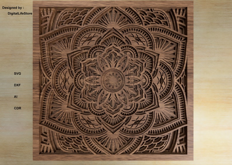 Op de afbeelding: Een gedetailleerd mandala-ontwerp dat in een stuk hout is gegraveerd. De mandala is ingewikkeld en symmetrisch, met een verscheidenheid aan vormen en patronen. Het hout is van een rijke bruine kleur, en de gravure is zeer precies.