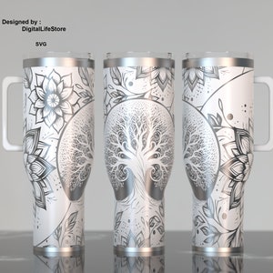 K&ouml;nnte beinhalten: Drei silberne Edelstahlbecher mit wei&szlig;em Hintergrund und einem schwarzen und wei&szlig;en Mandala- und Lebensbaumdesign. Die Becher haben einen silbernen Deckel und einen Griff.