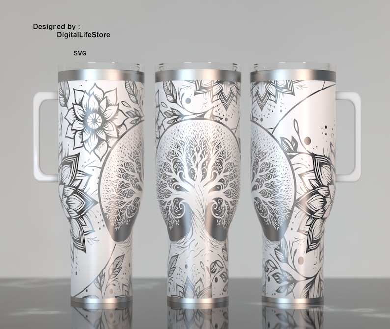 K&ouml;nnte beinhalten: Drei silberne Edelstahlbecher mit wei&szlig;em Hintergrund und einem schwarzen und wei&szlig;en Mandala- und Lebensbaumdesign. Die Becher haben einen silbernen Deckel und einen Griff.
