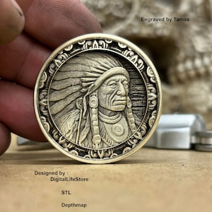 Pode incluir: Uma moeda de latão gravada em detalhe que representa um homem nativo americano usando um cocar. A moeda tem uma borda decorativa e o texto "Engraved by Tamas" é visível no topo. O texto "Designed by: DigitalLifeStore" e "STL Depthmap" é visível na parte inferior.