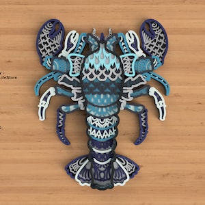 Op de afbeelding: Een blauw en wit gepatroneerd kreeftontwerp, perfect voor lasersnijden en het creëren van een decoratieve wanddecoratie of huisdecor.