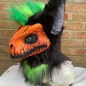Fursuit met pompoen-dinomask