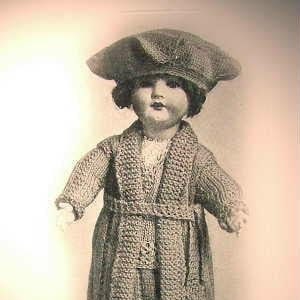 Puede incluir: Un conjunto de punto para muñeca con un sombrero a juego. El conjunto es un abrigo largo con cinturón y falda. El sombrero es un simple estilo boina. El conjunto es de color marrón claro.