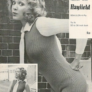 Puede incluir: Anuncio de moda vintage con una mujer con un body de punto con cuello y corbata. El texto dice "Hayfield" y "Para contorno de pecho de 81 a 91 cm". La imagen es en blanco y negro.