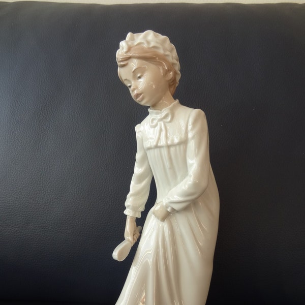 Lladro, grosse Porzellanfigur, Mädchen im Nachthemd