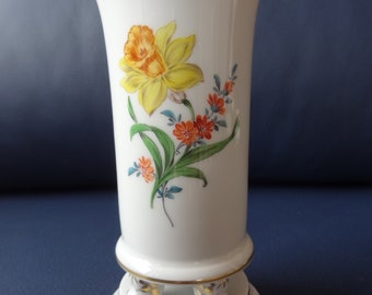 Meissen rod vase on four feet