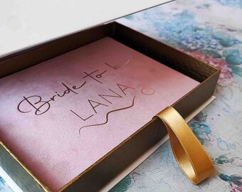 Libro de firmas personalizado de despedida de soltera, con detalles aterciopelados y grabado en oro y plata.