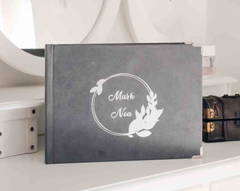 Libro de bebé personalizado con terciopelo, páginas en blanco y portada grabada.
