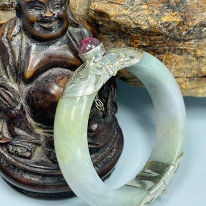 Bracelet-jonc jade jadéite birman certifié de qualité A (52 mm-53 mm) - vert pomme, blanc laiteux, centre rubis