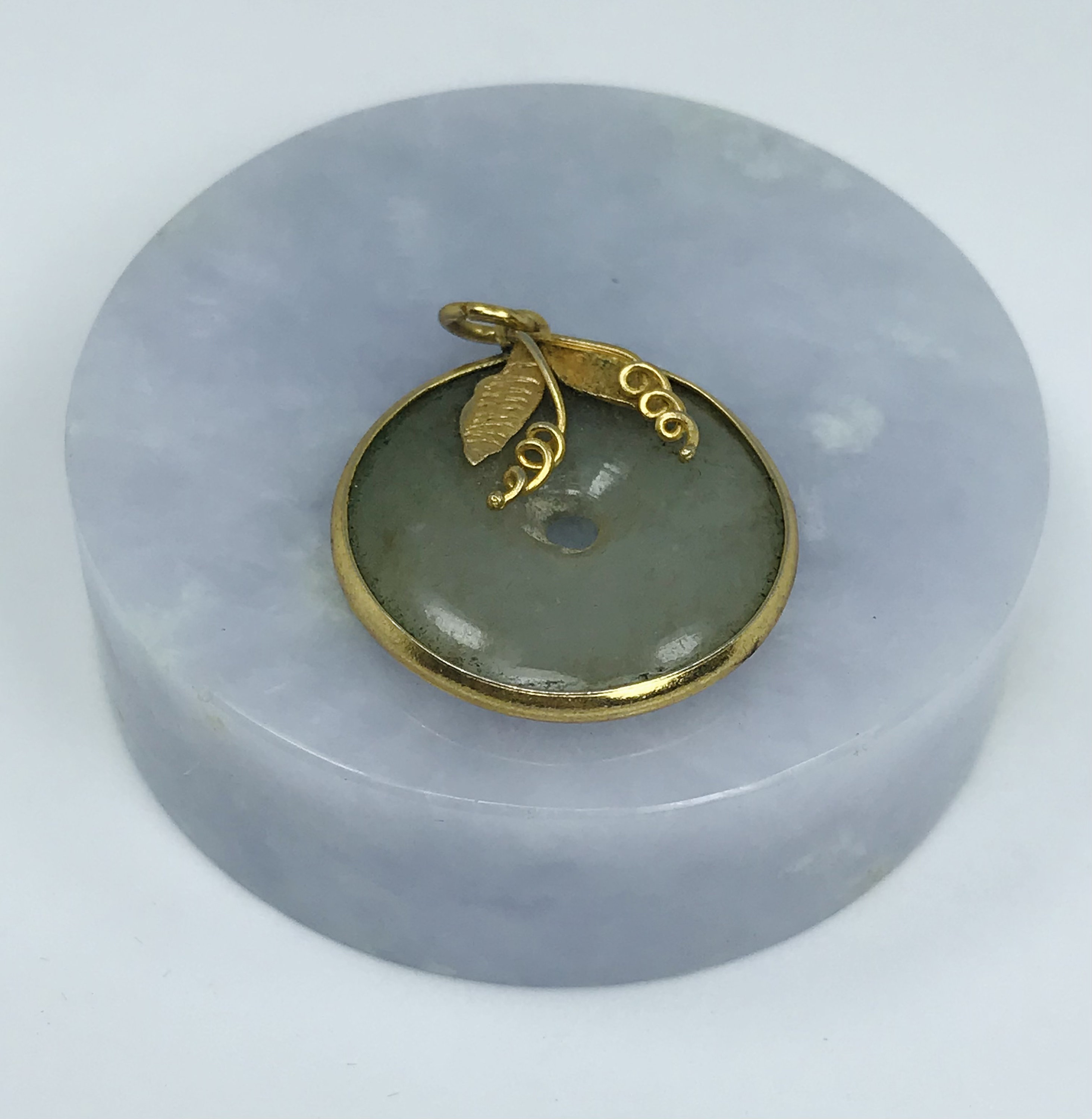 Collana con ciondolo in giada verde scuro ghiacciato, ciondolo a Collana con ciondolo in giada verde scuro ghiacciato, ciondolo a