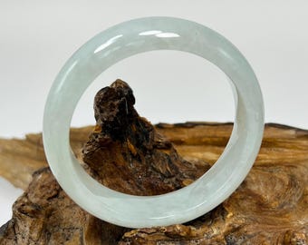 56,7 mm zertifiziertes eisiges durchscheinendes kaiserliches Grün mit milchig weißem unbehandeltem burmesischem Jadeit-Jade-Armreif / MOJT103