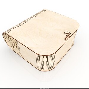 Pu&ograve; includere: Una scatola di legno con un coperchio incernierato e un piccolo chiavistello. La scatola &egrave; realizzata in legno chiaro e presenta un motivo decorativo sui lati.