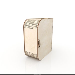 Pu&ograve; includere: Una scatola di legno con un coperchio incernierato e un chiavistello. La scatola &egrave; realizzata in legno chiaro con una finitura naturale. La scatola ha un motivo decorativo sul davanti.