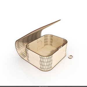 Pu&ograve; includere: Una scatola di legno con un coperchio incernierato, il coperchio &egrave; aperto e la scatola &egrave; vuota. La scatola &egrave; realizzata in compensato e presenta un motivo decorativo di linee verticali.