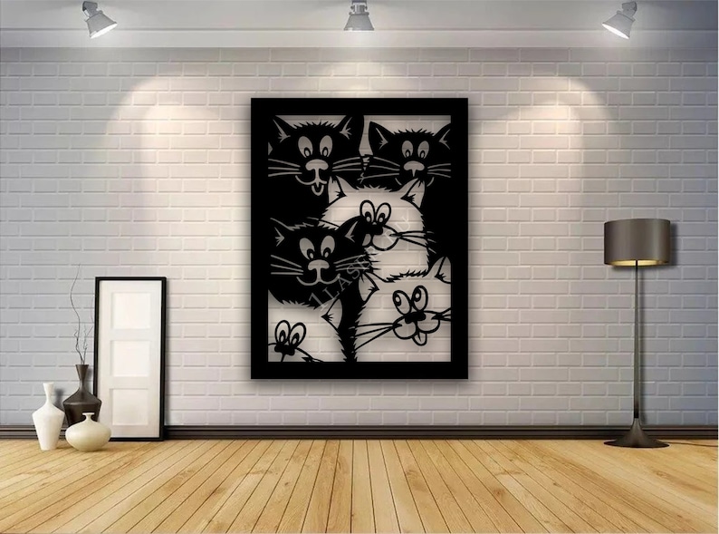 K&ouml;nnte beinhalten: Schwarze und wei&szlig;e Wandkunst mit einer Gruppe von Katzen, die aus einem Rahmen herausgucken. Die Katzen haben verspielte Gesichtsausdr&uuml;cke und sind in einem skurrilen Muster angeordnet.