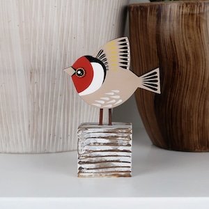 Goudvink - gratis schuren - vogelbeeldje - plankdecoratie - boekenplankdecor - houten vogel - vogels kijken - cadeau voor haar - tuinvogels