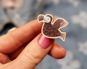 Dodo - wooden pin badge - bird brooch - sustainable - miniature - bird pin badge - for friend - for bird lover - gift for teenager