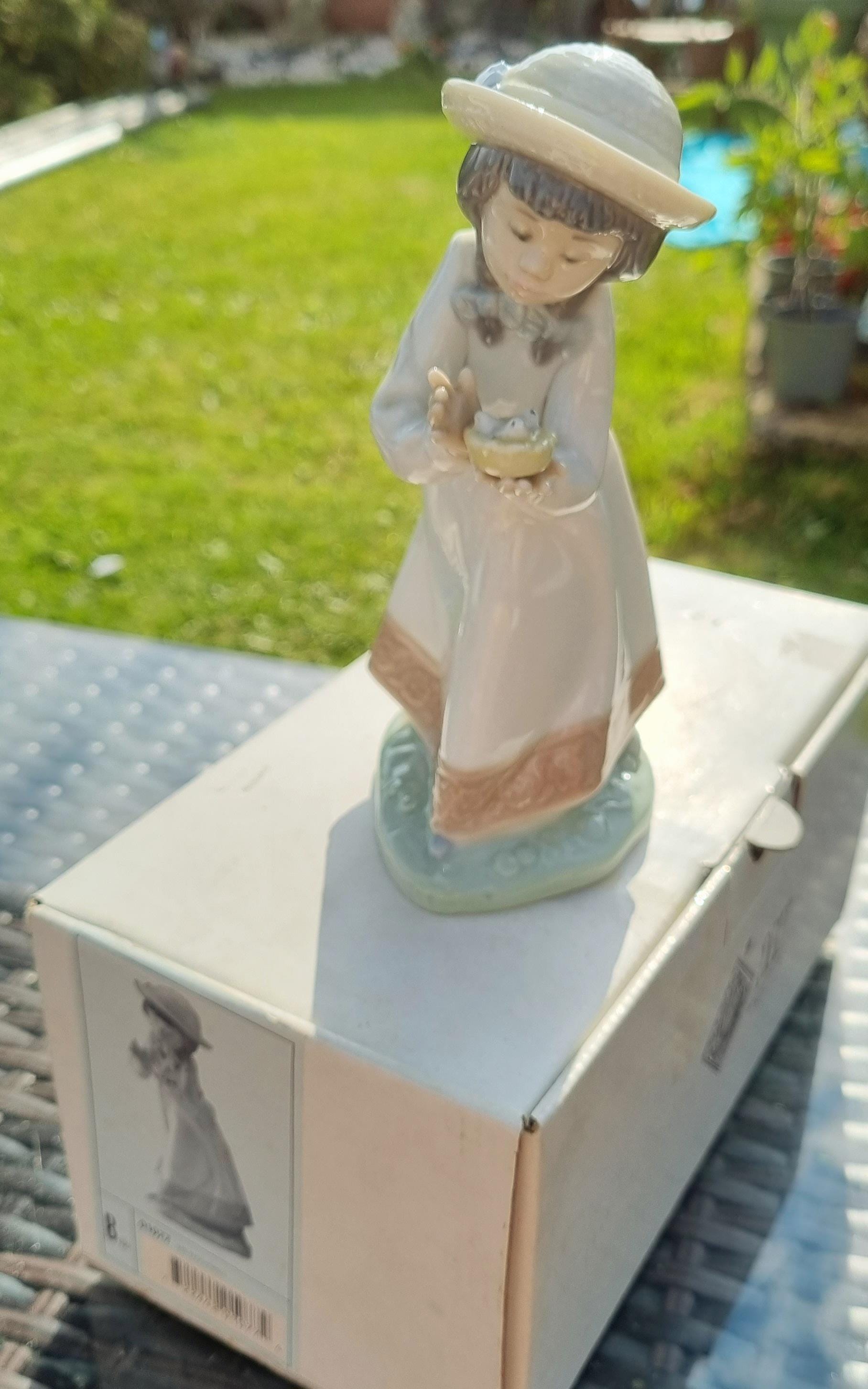 Vintage Nao by Lladro Girl Figurine, Ceramic 01077, Mis Pequennes