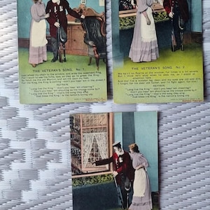 Peut inclure: Trois cartes postales anciennes illustrant un vétéran en uniforme avec une femme, chacune avec des paroles de "The Veteran's Song". Les cartes montrent des scènes du vétéran à une fenêtre et à l'intérieur, avec du texte en dessous.