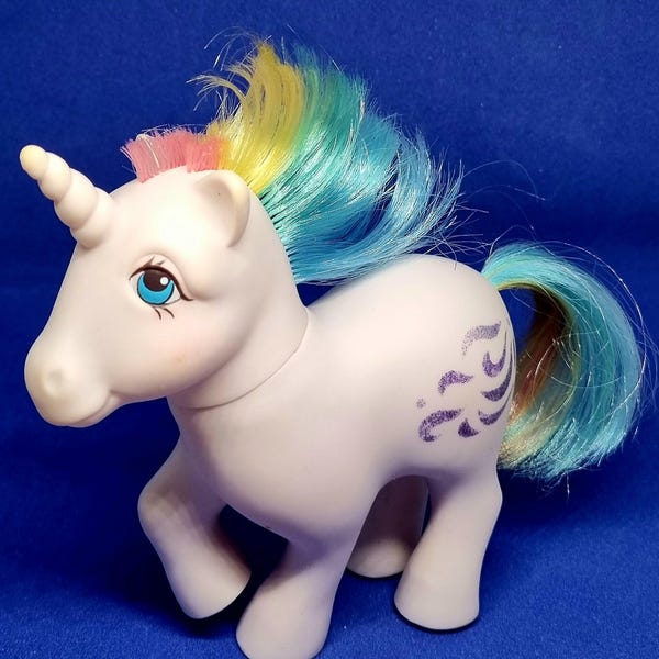 My Little Pony G1 "Windy" 1983 Hasbro Unicorn Rainbow Mane & Forelock Hong Kong. Lamentablemente, la melena ha sido recortada, vea las fotos.