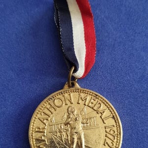 Rare Vintage Marathon Medal 1972. Awarded By Mars. Gold Coloured Metal. Sports collectable.