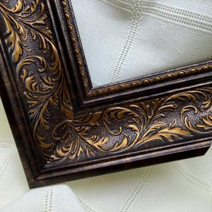 Vintage Brown Picture Frame with Bronze Antique Finish – Textured Design, UV-Protective Plexiglass, and Preinstalled Wall Hangers
