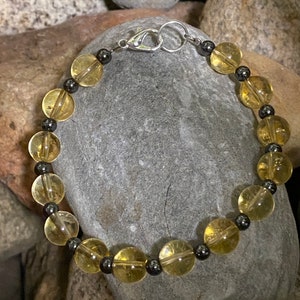 ¡Las preciosas cuentas de citrino de 8 mm con cuentas de hematita de 3 mm forman una combinación poderosa! ¡Intelecto y conexión a tierra es la energía que aporta esta pulsera!