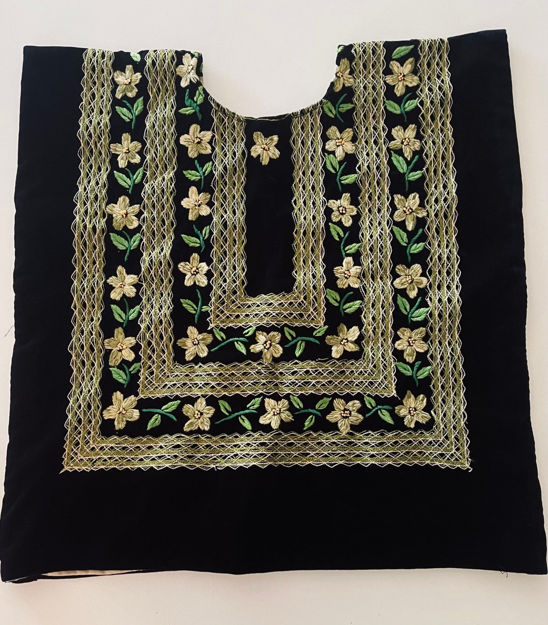 Huipil (Blusa) Vintage Terciopelo Bordado a Mano México