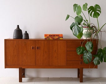 Skandinavisches Vintage-Sideboard aus Teakholz aus den 1960er Jahren mit Schubladen und Türen