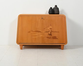 Armario de olmo escandinavo de la década de 1940 con incrustaciones, diseño nórdico vintage, frente abatible