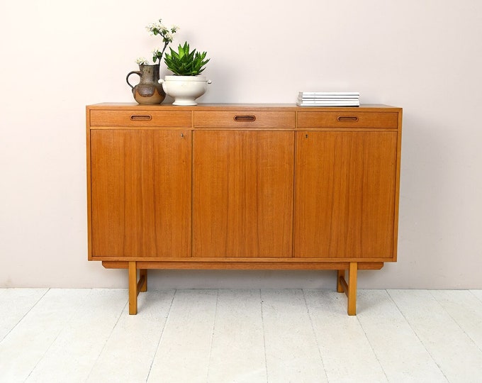 Mobile TV Smuxee In Noce E Bianco – 120 Cm, Stile Mid-Century Con Ante Scanalate E Gambe In Legno Massello