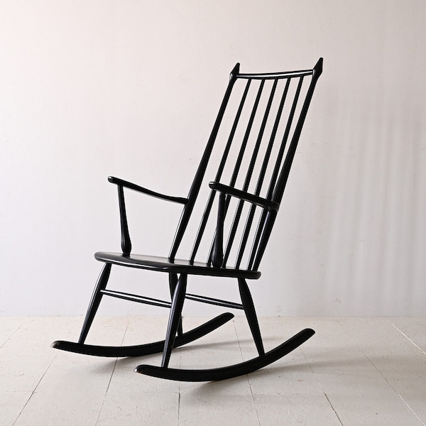 Chaise à bascule scandinave noire vintage - Élégance intemporelle dans l'artisanat en bois