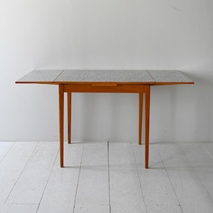 Mesa de comedor escandinava de los años 60 de Edsbyverken: estructura de roble con tablero de fórmica gris y extensiones de hojas abatibles.