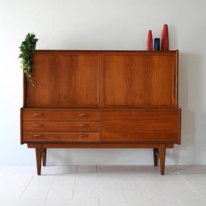 Aparador escandinavo de teca de los años 60 con puertas correderas y cajones
