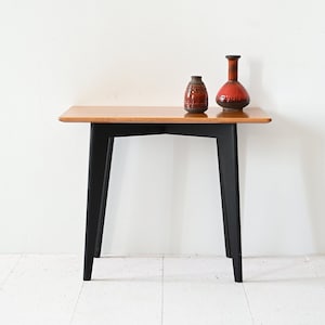 1960er Vintage NK Couchtisch – Skandinavisches Design mit schwarzen Holzbeinen