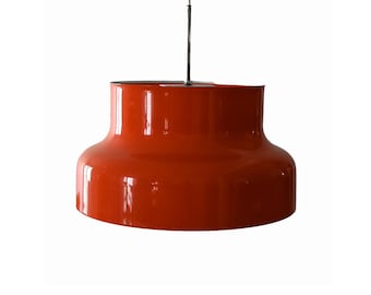 Czerwona lampa wisząca „Bumlingen” z lat 60. XX w. projektu Andersa Pehrsona dla Ateljé Lyktan – szwedzki design klasyczny