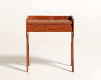Mesita de noche vintage escandinava de teca, de los años 50 y 60, estilo moderno de mediados de siglo, mueble de estilo danés con cajón y patas esculpidas.
