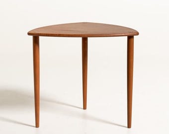 Mesa lateral vintage escandinava em teca, estilo moderno de meados do século XX (décadas de 1950 e 1960), mesa de centro triangular com detalhes em latão, design nórdico.