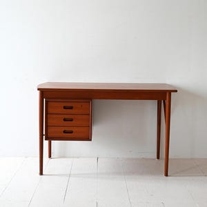 1950er Jahre Skandinavischer Teak Schreibtisch mit drei Schubladen, Vintage Mid-Century Dänischer Schreibtisch
