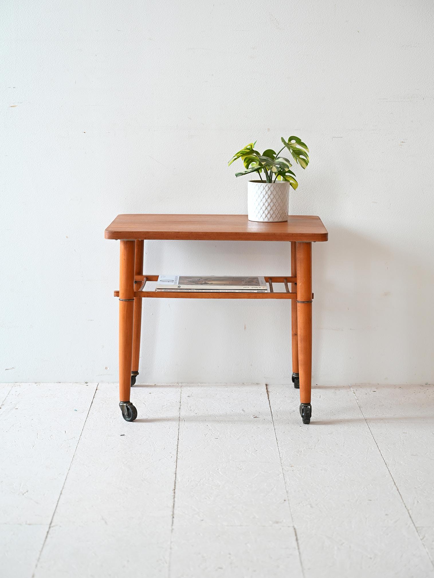 Table Basse Scandinave Vintage Des Années 1950 En Acajou Avec Pieds Et Roulettes Noirs